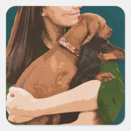 Adesivo Quadrado A garota está abraçando dois pratos abraçando seu 