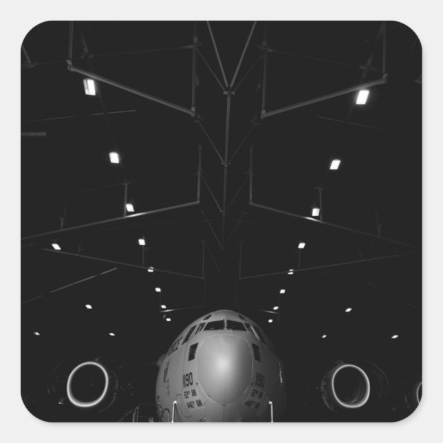 Adesivo Quadrado A Globemaster III C-17 fica num hangar (Frente)
