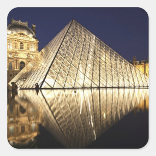 Adesivo Quadrado A vista noturna da Pirâmide de vidro do Museu do
