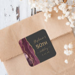 Adesivo Quadrado Agate Script Burgundy Dourado Dark 50th Birthday<br><div class="desc">Este elegante e moderno adesivo da 50ª festa de aniversário apresenta uma cor-d-água borrifada,  agate geode design,  aparada com falso brilho dourado. Personalize facilmente o texto dourado num fundo preto ardente com o nome do convidado de honra,  o ano de aniversário e a data.</div>