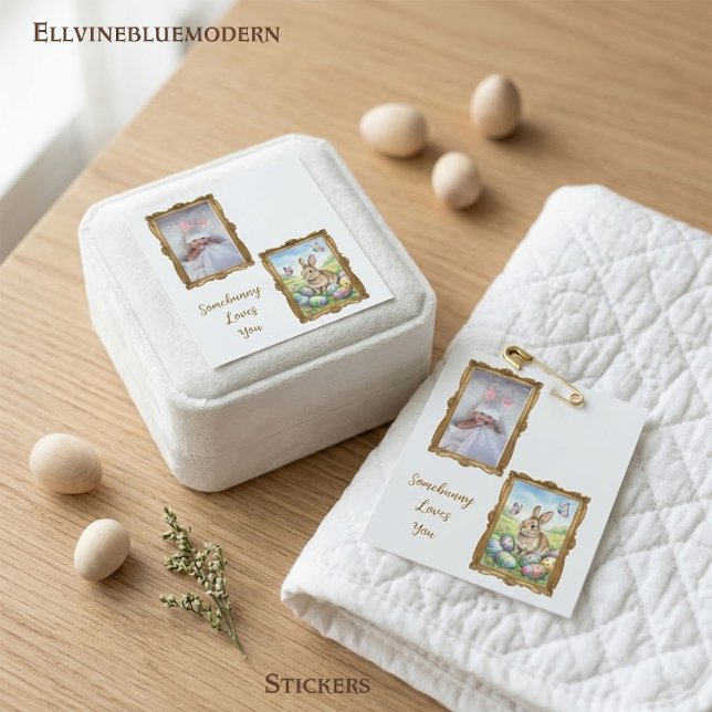 Adesivo Quadrado Algum coelhinho ama você moldura para fotos Páscoa (Custom "Somebunny Loves You" seal: the perfect sentimental touch for family gifts and favors.)