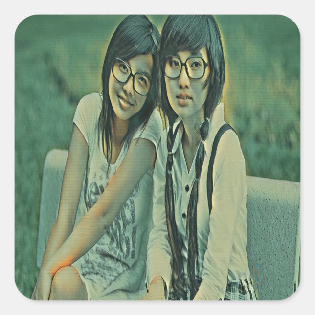 Adesivo Quadrado Amigos bonitos sentados ao lado um do outro (Frente)