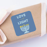 Adesivo Quadrado "Amor e Luz" Judeu Menorah Blue Hanukkah<br><div class="desc">Apresentando um fundo azul sereno,  uma ilustração animada brilhante,  e a inspiradora mensagem "Amor e Luz",  esses adesivos adicionam calor e significado às suas reuniões de feriados. Perfeitos para jantas familiares,  festas ou qualquer ocasião festiva de Chanucá,  trazem estilo e espírito à celebração.</div>
