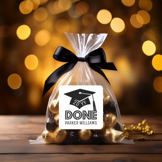 Adesivo Quadrado Ano da Classe "boné de formatura e Tassel" | Nome (Black and White Grad Cap "DONE" Graduation Name and Class Year - Use: Favor Square Sticker)