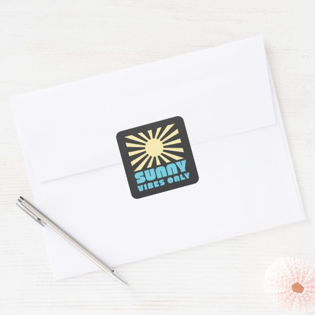 Adesivo Quadrado Apenas Víblias Sunny - Gráfico de Sol Retroativo N (Envelope)