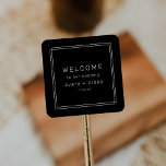 Adesivo Quadrado AVERY Modern Black Wedding Bag de Boas-vindas<br><div class="desc">Este adesivo da bolsa de boas-vindas do Avery Suite apresenta um fundo preto escuro, um fino quadro duplo branco e um tipo sans serif limpo. Ele cria um olhar moderno e polido adequado a locais de cidades, galerias e casamentos noturnos. Personalize esses adesivos com a localização do seu casamento, seus...</div>