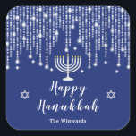 Adesivo Quadrado Azul e Silver String Luzes Felizes Hanukkah<br><div class="desc">Este elegante e sofisticado adesivo Chanucá apresenta belas luzes de fadas de cordas prateadas com faíscas de diamante, uma vela menorah e a Estrela de David. O texto combina o script manuscrito e as fontes serif para uma aparência na moda e moderna. Isto é perfeito para uma festa de Hanukkah....</div>