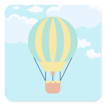 Balão de ar quente verde e amarelo no céu