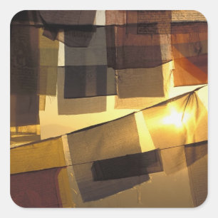 Adesivo Quadrado Bandeiras de oração budistas no pôr do sol,