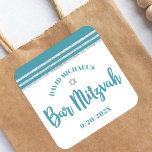 Adesivo Quadrado Bar Mitzvah Azul Teal Prata Tallit Escrita Negrito<br><div class="desc">Sinta-se orgulhoso, regozije e mostre esse marco do seu Bar Mitzvah favorito! Use esse adesivo moderno, único e personalizado para adicionar ao seu dia especial. Uma tipografia em negrito e cor azul-verde empoeirada, uma Estrela de Davi prateada e um gráfico inspirado no tallit com listras prateadas e azul-verde empoeirado sobre...</div>
