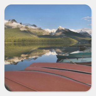 Adesivo Quadrado Barcos estacionados no lago de Maligne,