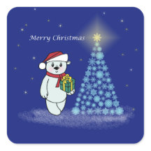 Bärenkind neben dem Weihnachtsbaum