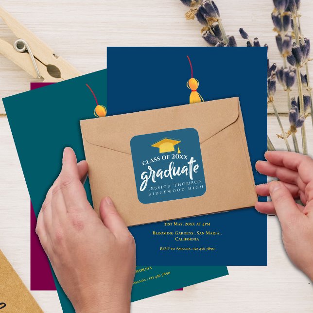 Adesivo Quadrado Belo Formando Azul Dourado Que Graduação 2025 (Beautiful Blue Gold Grad Hat 2025 Graduation Square Sticker)