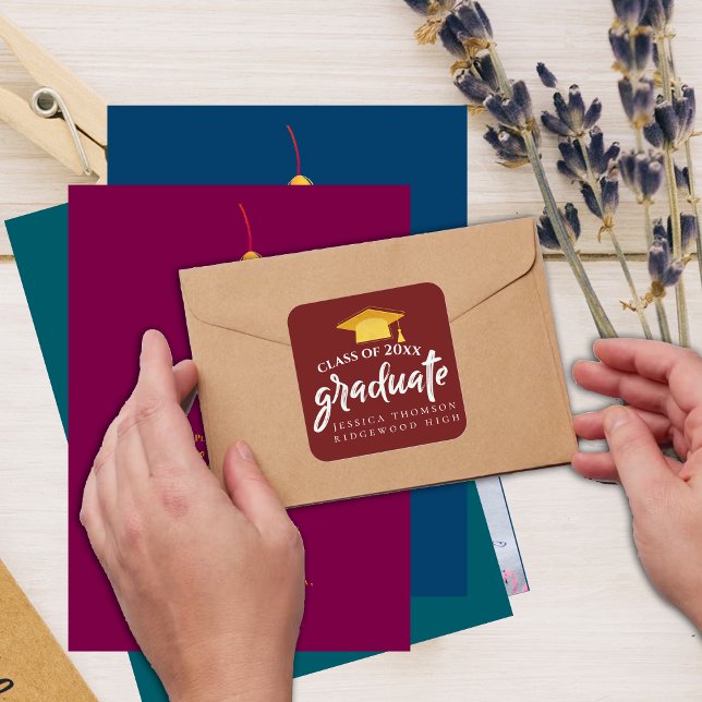 Adesivo Quadrado Belo Formando Dourado Vermelho Que Graduação 2025 (Beautiful Red Gold Grad Hat 2025 Graduation Square Sticker)