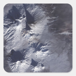 Adesivo Quadrado Bezymianny Volcano exibe uma pluma modesta