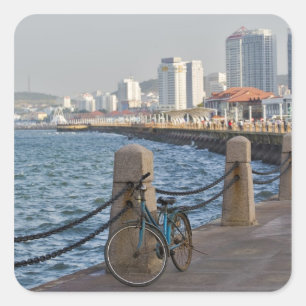 Adesivo Quadrado Bicicleta na orla com a silhueta da cidade de Yant