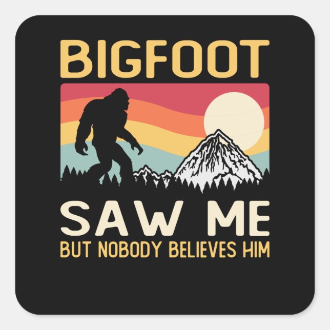Adesivo Quadrado Bigfoot Saw Me But Nobody Believes Him (Frente)