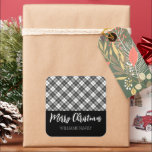 Adesivo Quadrado Black White Tartan Merry Christmas Nome personaliz<br><div class="desc">Personalize os suprimentos de empacotamento de presentes sazonais de feriados com seu texto. Personalize o adorável e elegante padrão de xadrez branca preto das cinzas de Natal elegantes.</div>