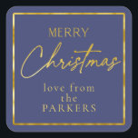Adesivo Quadrado Blue Dourado Merry Christmas ID1009<br><div class="desc">Se você está se perguntando que combinações de cores escolher para sua decoração de Natal e presentes este ano, eu criei coleções de padrões coordenadores para tornar a vida um pouco mais fácil. Este adesivo 'Feliz Natal' apresenta um fundo azul marinho profundo e um texto dourado com uma modelo para...</div>