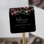 Adesivo Quadrado Boas-vindas ao Casamento de Flor Selvagem Multicol<br><div class="desc">Este vinheta de boas-vindas do casamento de flores silvestres multicolorido do jardim é perfeito para um casamento rústico. O design apresenta uma variedade multicolorido de flores silvestres cor-de-rosa, pinceladas, roxas, amarelas, brancas, violetas, vermelhas e burgundy em fundo preto. Estas etiquetas são perfeitas para bolsas de boas-vindas de hotéis e casamentos...</div>