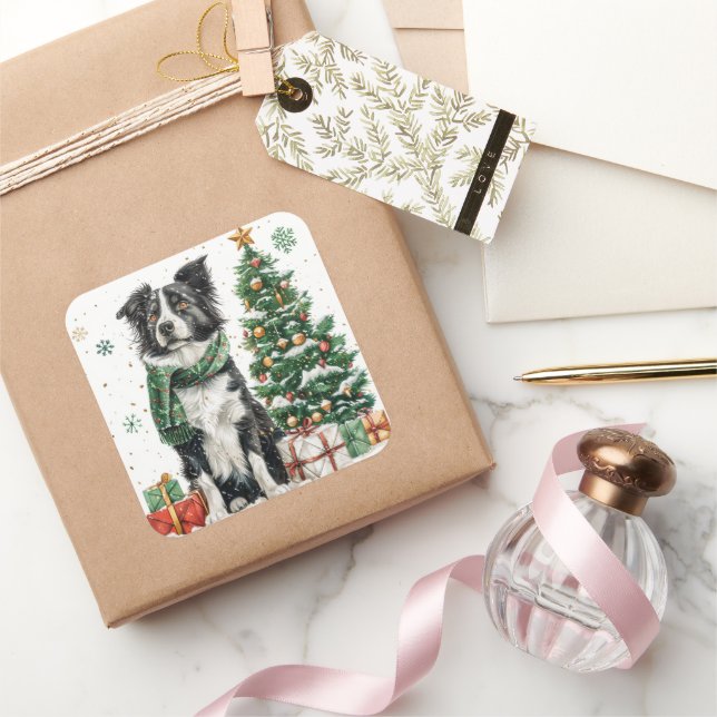Adesivo Quadrado Border Collie com Cachecol Festivo junto à Árvore  (Presentear)