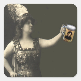 ADESIVO QUADRADO BRUNHILDE ESTÁ SEGURANDO UMA CANECA DE CERVEJA