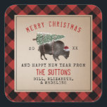 Adesivo Quadrado Buffalo Bison Papais noeis Feliz Árvore de Natal<br><div class="desc">Ilustração de um búfalo vestindo um chapéu de Santa com neve coberta de árvore de Natal amarrada às costas. A borda é o padrão de xadrez de búfalo vermelho e preto.</div>