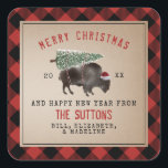 Adesivo Quadrado Buffalo Bison Papais noeis Feliz Árvore de Natal<br><div class="desc">Ilustração de um búfalo vestindo um chapéu de Santa com neve coberta de árvore de Natal amarrada às costas. A borda é o padrão de xadrez de búfalo vermelho e preto.</div>