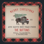 Adesivo Quadrado Buffalo Bison Papais noeis Feliz Árvore de Natal<br><div class="desc">Ilustração de um búfalo vestindo um chapéu de Santa com neve coberta de árvore de Natal amarrada às costas. A borda é o padrão de xadrez de búfalo vermelho e preto.</div>