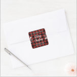 Adesivo Quadrado Buffalo Check Holly Merry Christmas Return Endereç<br><div class="desc">Esta etiqueta de endereço de retorno de feriado contém a mensagem "Feliz Natal" em letra de pincel branco, flanqueada por folhas e bagas brancas, em um fundo de xadrez de verificação de búfalo vermelho. Personalize com o nome da sua família acima e o endereço abaixo. Veja nossas coleções para combinar...</div>