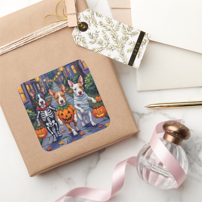 Adesivo Quadrado Bull Terrier Trick ou Tratando Figurinos de Hallow (Presentear)