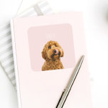 Adesivo Quadrado Capa de telefone rosa personalizada do Pastel com<br><div class="desc">Mostre seu amor pelo seu amigo peludo com este adesivo rosa pastel personalizado, com uma foto do seu cachorro e seu nome. Ideal para decorar seu laptop, garrafa de água, notebook ou qualquer outra superfície, este adesivo de alta qualidade é durável e vibrante. O fundo cor-de-rosa macio destaca a foto...</div>
