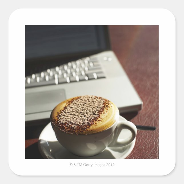 Adesivo Quadrado Cappuccino em frente ao laptop (Frente)