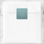 Adesivo Quadrado Cartão de Agradecimento Azul Turquesa Elegante<br><div class="desc">Este adesivo de casamento apresenta um design minimalista e elegante com um fundo azul-turquesa suave, criando uma atmosfera calma e sofisticada. O layout inclui letra cursiva para a frase "obrigado" no topo, seguido por nomes e data personalizáveis em uma fonte sans-serif limpa, tudo em uma cor cinza claro que melhora...</div>