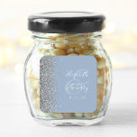 Adesivo Quadrado Casamento de Borda Glitter Azul de Prata Moderna<br><div class="desc">Este elegante e moderno adesivo de casamento apresenta um falso design brilhante de prata na borda esquerda. Personalize facilmente o texto branco sobre um fundo azul empoeirado,  com os nomes da noiva e do noivo em caligrafia manuscrita sobre um grande e grande painel.</div>