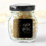 Adesivo Quadrado Casamento de Borda Glitter Dourada e Preta Moderna<br><div class="desc">Este elegante e moderno adesivo de casamento apresenta um falso design de ouro brilhante na borda esquerda. Personalize facilmente o texto dourado sobre fundo preto,  com os nomes da noiva e do noivo em caligrafia manual sobre uma grande e grande cinza.</div>