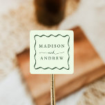 Adesivo Quadrado Casamento de Moldura Verde Moderno<br><div class="desc">Coloque os envelopes de casamento e os favores em estilo com os adesivos de Mola Verde Moderno! O design apresenta os nomes dos casais em letras verdes e negrito cercadas por um quadro de onda verde em contraste com um fundo verde-claro. Os adesivos de casamento retrô foram projetados para coordenar...</div>