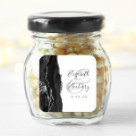 Adesivo Quadrado Casamento de Prata Preta com Script Geode Agate<br><div class="desc">Este elegante e moderno adesivo de casamento apresenta uma coloração aquosa preta, um design de geode, aparado com falso brilho prateado. Personalize facilmente o texto das cinzas de carvão em um fundo branco, com os nomes da noiva e do noivo em caligrafia manuscrita sobre uma grande e pequena amostra de...</div>