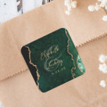 Adesivo Quadrado Casamento Dourado de Arte de Escrita Emerald Green<br><div class="desc">Este elegante e moderno adesivo de casamento apresenta uma esmeralda cor d'água verde agate design com falso brilho dourado. Personalize facilmente o texto dourado,  com os nomes da noiva e do noivo em caligrafia manuscrita sobre um grande e a data do casamento abaixo.</div>