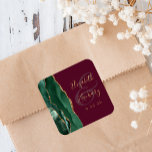 Adesivo Quadrado Casamento Dourado de Burgundy do Script Verde Agat<br><div class="desc">Este elegante e moderno adesivo de casamento apresenta uma esmeralda cor d'água verde agate design com falso brilho dourado. Personalize facilmente o texto dourado sobre fundo burgundo,  com os nomes da noiva e do noivo na caligrafia caprichosa da caligrafia manuscrita sobre um grande suporte.</div>