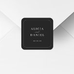 Adesivo Quadrado Casamento negro e simples da tipografia<br><div class="desc">Um selo de convite preto minimalista moderno para casamento ou adesivo de apoio apresentando um roteiro clássico de caligrafia na moda com cantos arredondados. Fácil de personalizar com seus detalhes! Adequado para casamentos românticos formais, neutros, formais ou clássicos. Por favor, note que a cor de fundo pode ser alterada para...</div>