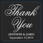 Adesivo Quadrado Casamento Obrigado A Vinheta Preta e Branca<br><div class="desc">Casamento Obrigado Black and White Script Sticker.Personalize e personalize adicionando o nome da noiva e do noivo e a data do casamento.</div>