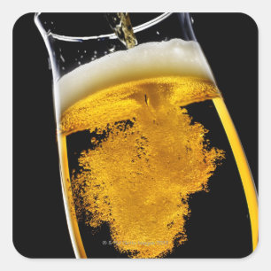 Adesivo Quadrado Cerveja derramado no vidro, tiro do estúdio