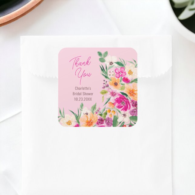 Adesivo Quadrado Chá de panela de guião de flores silvestres, arroj (Bright bold wild flowers script bridal shower square sticker on pastel pink)