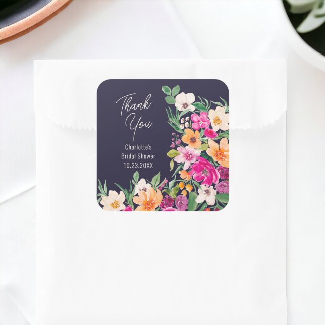 Adesivo Quadrado Chá de panela de guião de flores silvestres, arroj (Bright bold wild flowers script bridal shower square sticker on navy blue)