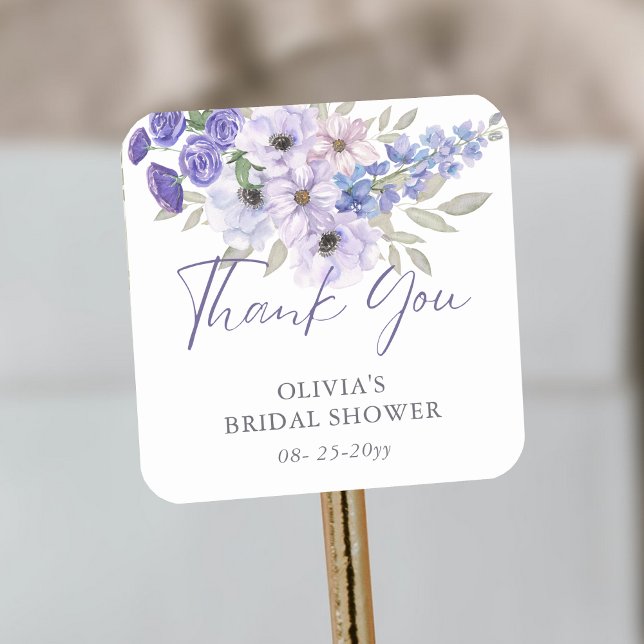 Adesivo Quadrado Chá de panela Roxo de Script de Flor Obrigado (Purple Flower Script Bridal Shower Thank You Square Sticker)