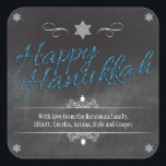 Adesivo Quadrado Chalkboard Faux BlueGlitter Hanukkah<br><div class="desc">Um quadro de reflexão mostra as palavras "Happy Hanukkah", que é traduzido em um efeito de brilho azul. Uma estrela reluzente de David pontua o topo da design. Os Dreidels são adicionados como sotaques, juntamente com ornamentos curvados para enquadrar sua mensagem especial. A maneira perfeita de fazer a celebração de...</div>