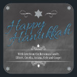 Adesivo Quadrado Chalkboard Faux BlueGlitter Hanukkah<br><div class="desc">Um quadro de reflexão mostra as palavras "Happy Hanukkah", que é traduzido em um efeito de brilho azul. Uma estrela reluzente de David pontua o topo da design. Os Dreidels são adicionados como sotaques, juntamente com ornamentos curvados para enquadrar sua mensagem especial. A maneira perfeita de fazer a celebração de...</div>