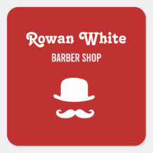 Chapéu branco e bigode em vermelho