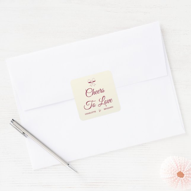 Adesivo Quadrado Cheers To Love Burgundy Script Ivory Bow Wedding (Envelope)